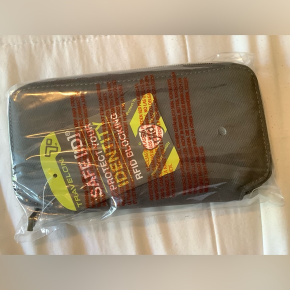 New with tags, rfid protected wallet - Picture 6 of 6